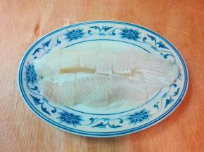 巴沙鱼柳解冻切小块