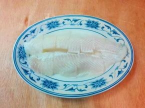 巴沙鱼柳解冻切小块