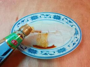 放适量蒸鱼豉油
