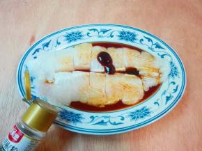 撒少许黑胡椒粉拌匀腌制十分钟