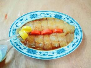 放胡萝卜在巴沙鱼中间，放少许黄酒