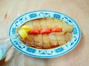 放胡萝卜在巴沙鱼中间，放少许黄酒