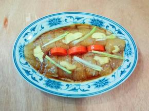 放姜片，葱白，淋适量食用油