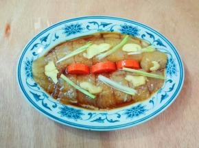 放姜片，葱白，淋适量食用油