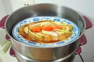 蒸锅水开，放鱼蒸八分钟焖三分钟
