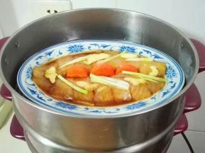 蒸锅水开，放鱼蒸八分钟焖三分钟