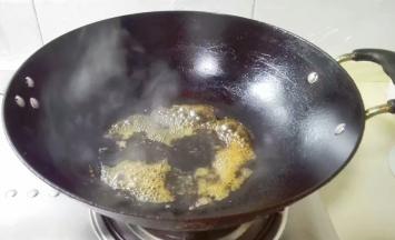 把蒸鱼的汤汁倒锅里烧开，收汁，倒巴沙鱼柳上面 就成功啦