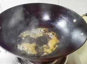 把蒸鱼的汤汁倒锅里烧开，收汁，倒巴沙鱼柳上面 就成功啦