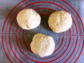 基础发酵结束，将面团取出排气后分割成3个重量均等的面团。滚圆后松弛15分钟。