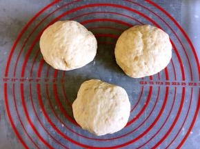 基础发酵结束，将面团取出排气后分割成3个重量均等的面团。滚圆后松弛15分钟。