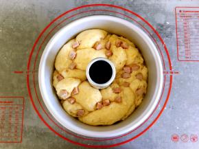 放温暖湿润处进行最后发酵。发酵结束，表面刷蛋液，再把剩余的香肠撒在上面。