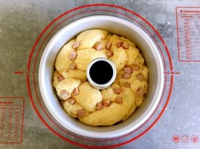 放温暖湿润处进行最后发酵。发酵结束，表面刷蛋液，再把剩余的香肠撒在上面。