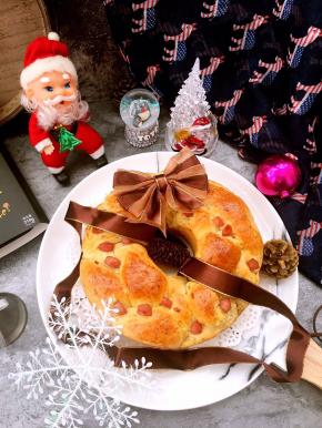 用丝带和圣诞节饰物装饰即可。