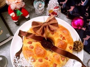 用丝带和圣诞节饰物装饰即可。