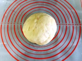 揉至均匀，整理一下面团。