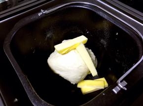 将除黄油和香肠以外的所有原料放在一起，揉至光滑，再加入黄油揉至面筋扩展。