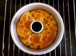 出炉后稍微放凉就可以脱模了。