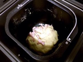 香肠丁放在揉好的面团中继续揉。