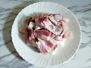 牛腩洗净切块，这次去的晚买的牛腩不好，好多肥肉，尽量选择瘦一些的好吃