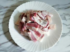 牛腩洗净切块，这次去的晚买的牛腩不好，好多肥肉，尽量选择瘦一些的好吃