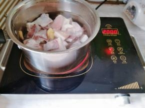 冷水入锅，加几片姜片去腥