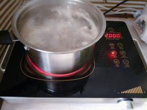 水开后捞出冲洗干净浮沫