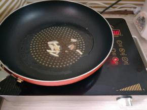 锅里倒入适量油，下入姜丝炒香