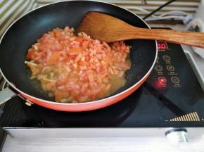 下入西红柿丁煸炒
