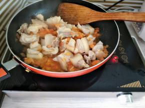 加入牛腩翻炒一会