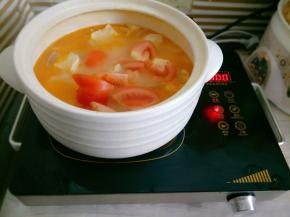 加入西红柿块稍煮