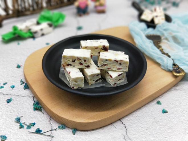 花生蔓越莓牛轧糖