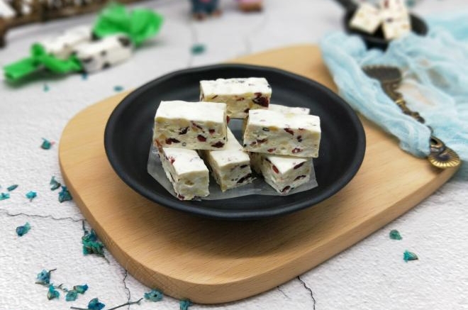 花生蔓越莓牛轧糖