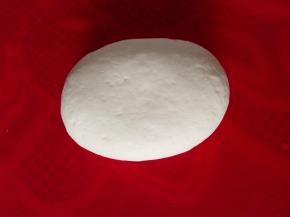 先把面粉里加开水，用筷子搅拌一下，待手温的时候，再和面，揉成团后，放在盆里，盖上盖子醒发大约40分钟，