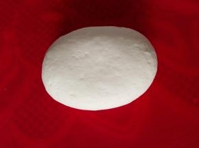 先把面粉里加开水，用筷子搅拌一下，待手温的时候，再和面，揉成团后，放在盆里，盖上盖子醒发大约40分钟，