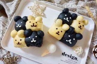 烤完拿出来后，脱模晾凉，用黑、白巧克力比画出小熊的五官，完成～