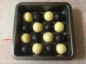 松弛好之后，会稍微发起来一点，接着按出气体，揉圆，放入方形烤盘中，如图一黑一白间隔放入。