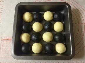 松弛好之后，会稍微发起来一点，接着按出气体，揉圆，放入方形烤盘中，如图一黑一白间隔放入。