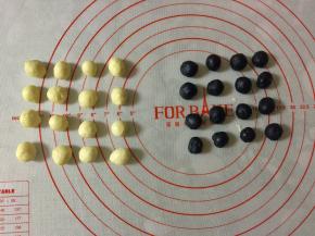 大面团发酵的时候，把剩余的黑白面团分别平均分成16份，揉圆，盖上保鲜膜室温发酵。如果屋里太热，可以放入冰箱，耳朵不需要发的太大。