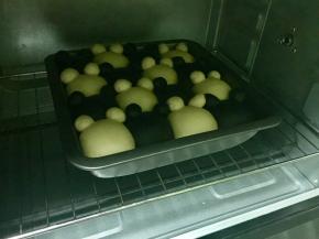 烤箱预热180度，烤盘进烤箱，放中下层，转170度烤25分钟。请根据自家烤箱脾气调整温度和时间，烤至16分钟左右盖上锡纸，防止上色。