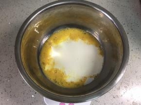 鸡蛋磕到不锈钢盆里，打散。加入牛奶。盆底下垫一个电子称，每加一种食材后归零，再称下一种。