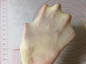取出面团，检视出膜情况，能拉出薄薄的膜。