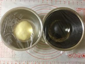 盖上保鲜膜，放在温暖处进行基础发酵。我给放在暖气边上了。