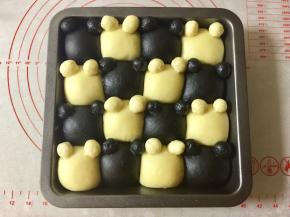 把耳朵对应着颜色粘上去，如果面团表面太干，喷一点水，有助于粘合。