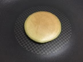 翻面后再煎一会儿就可以出锅了。