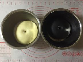 大约一个小时后，发至两倍大，用手指沾高筋面粉，插入面团，指洞不回缩不塌陷即发酵完成。