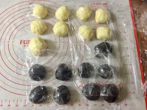 盖上保鲜膜，松弛15分钟。