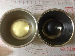 把两个面团揉圆，放入容器中。