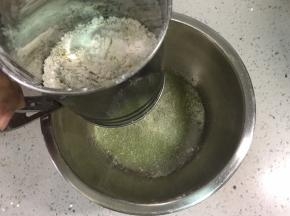 然后把三种干性材料过筛。