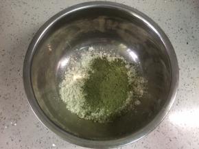 把低筋面粉、泡打粉、抹茶粉称好重量，混合。