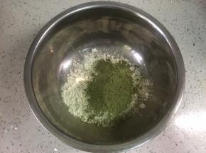 把低筋面粉、泡打粉、抹茶粉称好重量，混合。